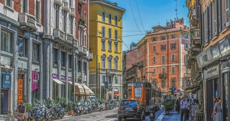 Centro di Milano, case, tram