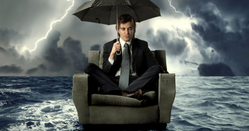 Consulente seduto sulla poltrona, ombrello, mare in tempesta