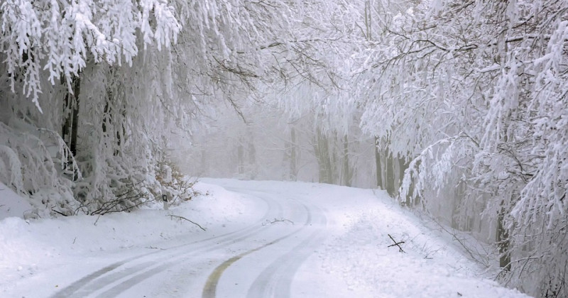 Strada ghiacciata con neve