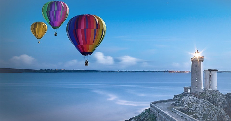 Tre mongolfiere e un faro